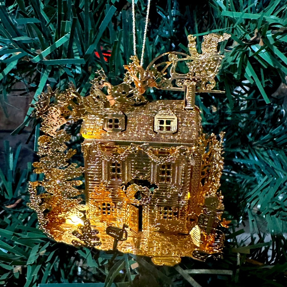2003 Danbury Mint Gold Christmas Ornament “Up on the House Top”